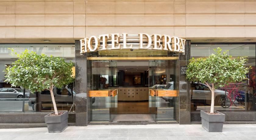 Hotel Derby ligger 300 m fra indkøbscentret L’Illa Diagonal, 20 minutters gang fra FC Barcelonas hjemmebane, Camp Nou.